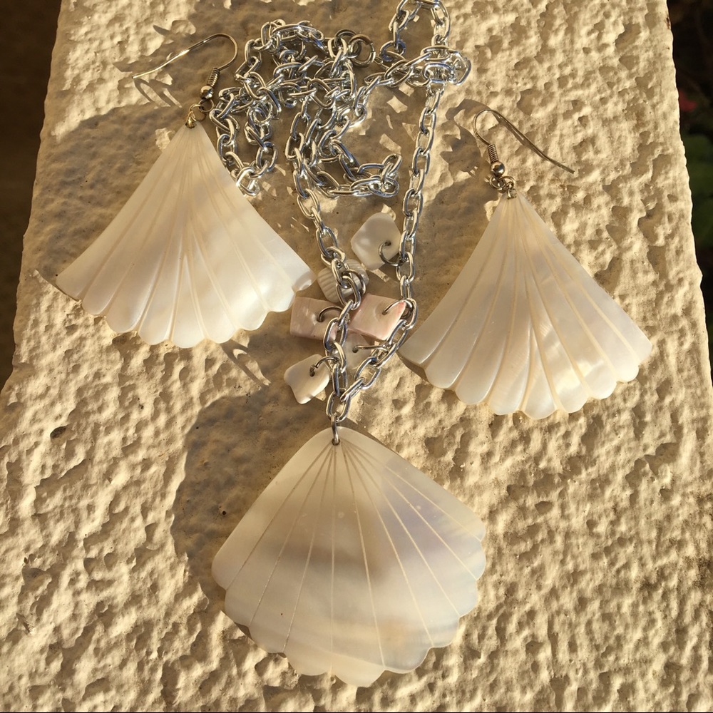 Large mother-of-pearl set